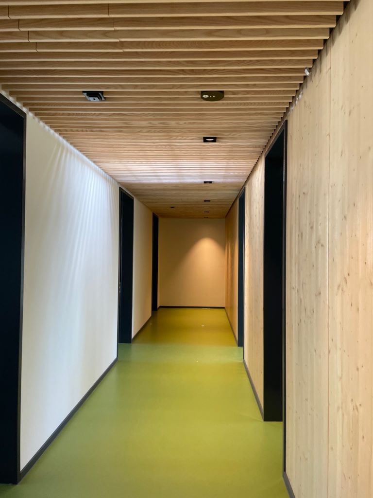 Holzlamellendecke in einem Flur der Technischen Betriebe Rastatt