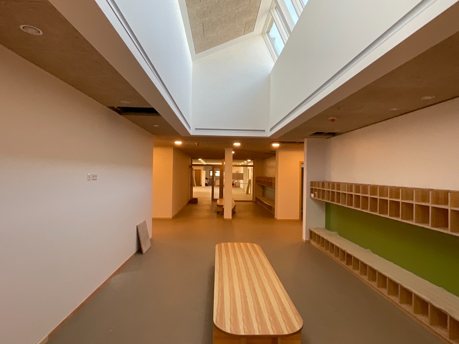 Halle mit Oberlicht und Garderobenbänken