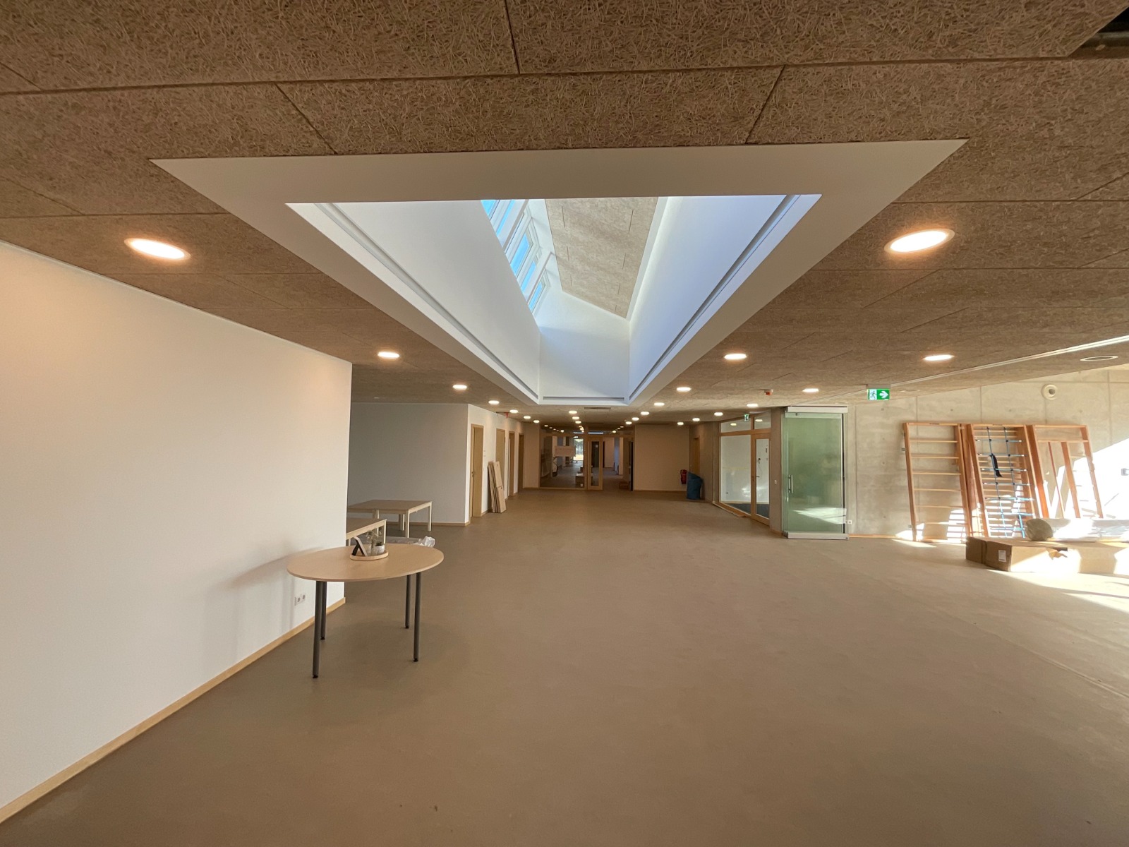 Weite Halle der Kita in Herxheim mit Oberlicht und Akustikdecke