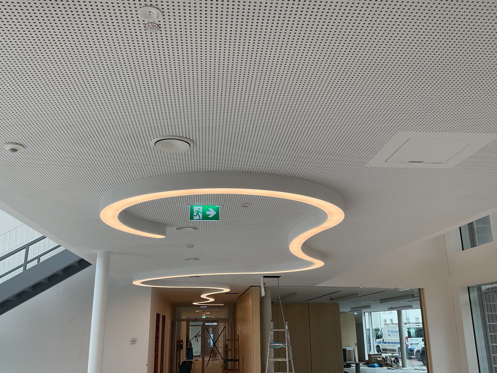 Gelochte Decke mit geschwungener Lichtvoute